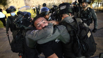 İsrail Askerleri, Kudüs’te Bazı Filistinlileri Darbetti, 2 Gazeteciyi Gözaltına Aldı