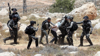 İsrail Polisi, İşgal Altındaki Batı Şeria’da 40 Filistinliyi Gözaltına Aldı