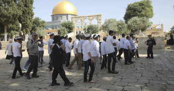 Scores of Jewish settlers defile Aqsa Mosque