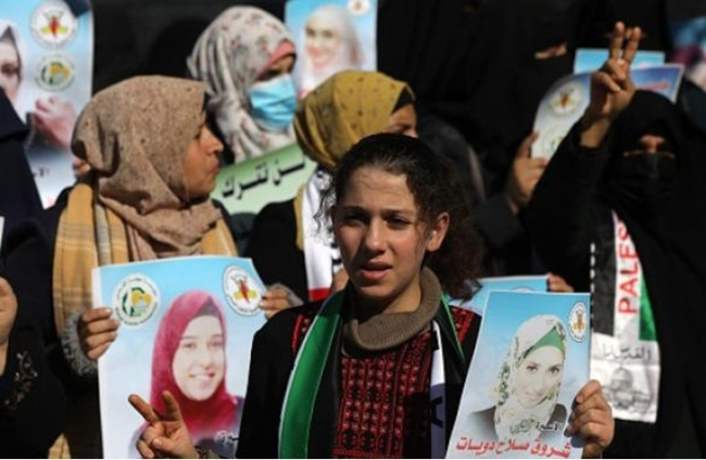 Under the title “Female prisoners are our red line” Palestinian’s rally to protest the harsh imprisonment situations of female prisoners