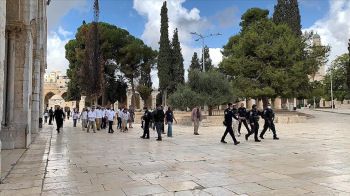 Fanatik Yahudiler, İsrail Polisi Korumasında Mescid-i Aksa’ya Baskın Düzenledi
