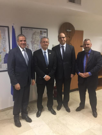 Barghouthi explains to the EU officials the suffering of the prisoners