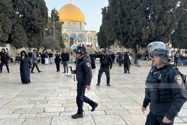 Des centaines de colons prennent d'assaut la mosquée d'Al-Aqsa sous la protection de la police d'occupation