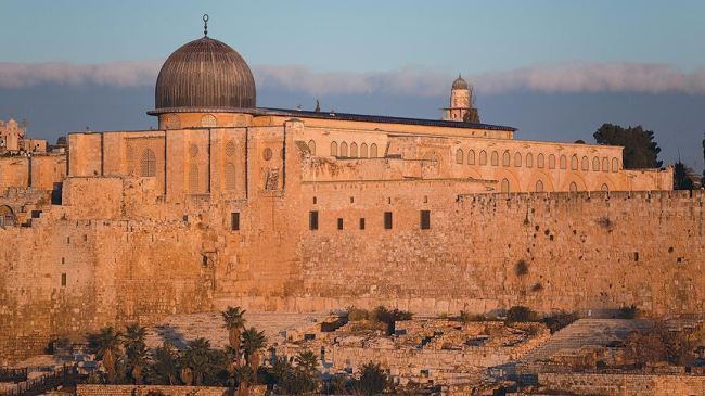 Muslims resume prayers at Aqsa Mosque