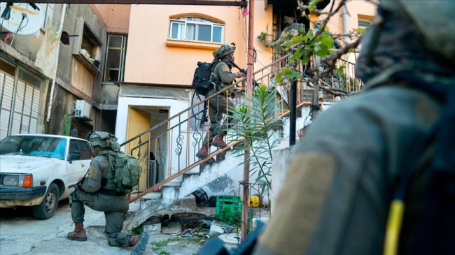 İsrail Polisi, İşgal Altındaki Batı Şeria'da 20 Filistinliyi Tutukladı