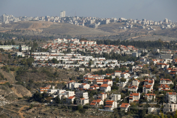 ITALY SAYS IT IS DEEPLY CONCERNED ABOUT RECENT ISRAELI DECISION TO BUILD IN WEST BANK SETTLEMENTS