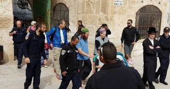 Settlers defile Aqsa Mosque