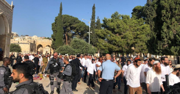 Hundreds of settlers defile Aqsa Mosque