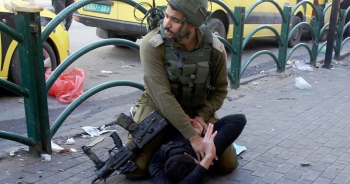 İsrail Askerleri Filistinli Gençleri Gözaltına Aldı