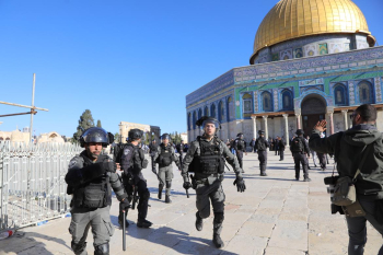 Des colons prennent d'assaut Al-Aqsa