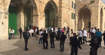 Israeli police allow scores of settlers to defile Aqsa Mosque