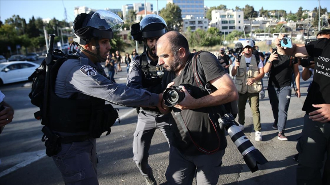 İsrail 2021'de İşgal ve Abluka Altındaki Filistin'de Basın Özgürlüğünü 832 Kez İhlal Etti