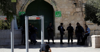 Palestinians refuse to enter Aqsa Mosque via Israeli detectors