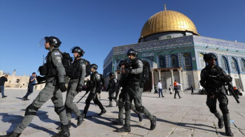 İsrail Polisi Mescid-i Aksa’ya Baskın Düzenledi
