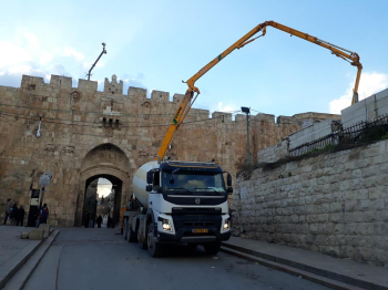 Israel places huge concrete blocks at entrance of Aqsa Mosque