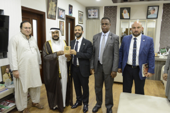 La délégation de la ligue fait la prière du vendredi dans la mosquée mondiale islamique